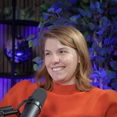 Perrine au micro de son podcast